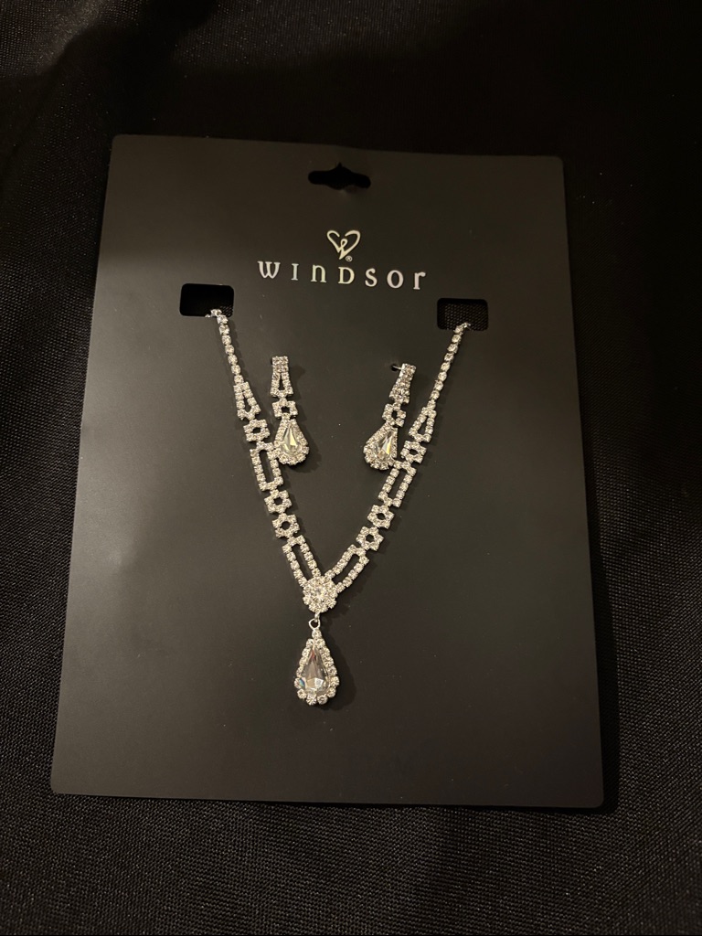 Windsor Silver Crystal Necklace And Matching Teardrop Earrings 10$